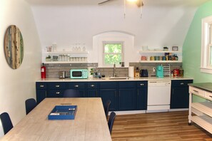Fridge, microwave, oven, stovetop - Fun Haven! 2 Units in 1 house for private gatherings and games (South Haven)