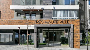 Un bâtiment moderne avec une enseigne indiquant « RES HAUTE VILLE ».
