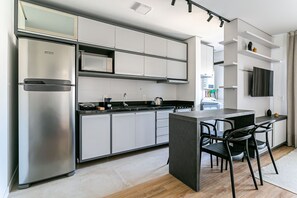 Fridge, microwave, oven, coffee/tea maker - WI-FI 200MB | 600m from Patio Milano #CA38 (Florianópolis)