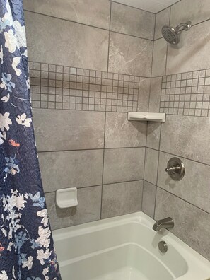 Combined shower/tub, hair dryer, towels