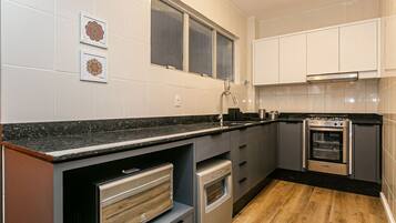 Geladeira, micro-ondas, fogão, lava-louças