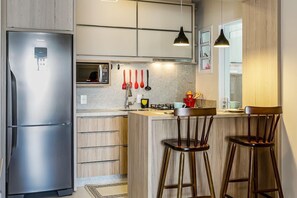 Geladeira, micro-ondas, fogão, cafeteira/chaleira