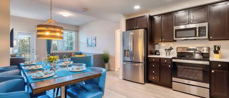 Refrigerador, microondas, horno, placa de cocina