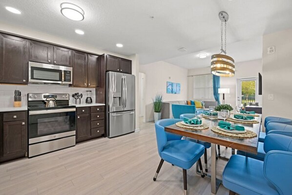 冷蔵庫、電子レンジ、オーブン、コンロ