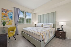 3 室のベッドルーム、デスク、アイロン / アイロン台、旅行用ベビーベッド