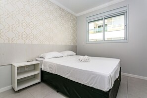 2 quartos, ferros/tábuas de passar roupa, acesso à internet