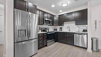 Geladeira, micro-ondas, fogão, cooktop