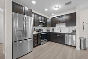 Frigorífico, microondas, horno y placa de cocina