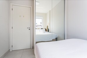 3 quartos, ferros/tábuas de passar roupa, acesso à internet