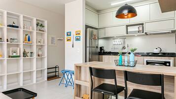 Geladeira, micro-ondas, fogão, cafeteira/chaleira