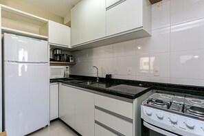 Een koelkast, een microgolfoven, een oven