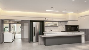 Uma cozinha moderna com bancada de mármore, eletrodomésticos de aço inoxidável e forno embutido.