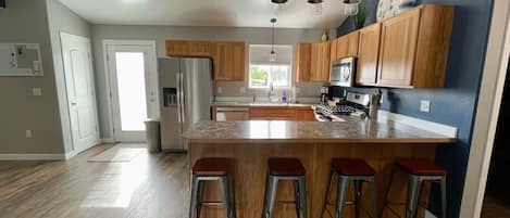 ثلاجة، ميكروويف، فرن، موقد طهي مسطح