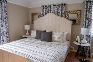 3 habitaciones, escritorio y tabla de planchar con plancha