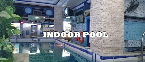 Una piscina cubierta