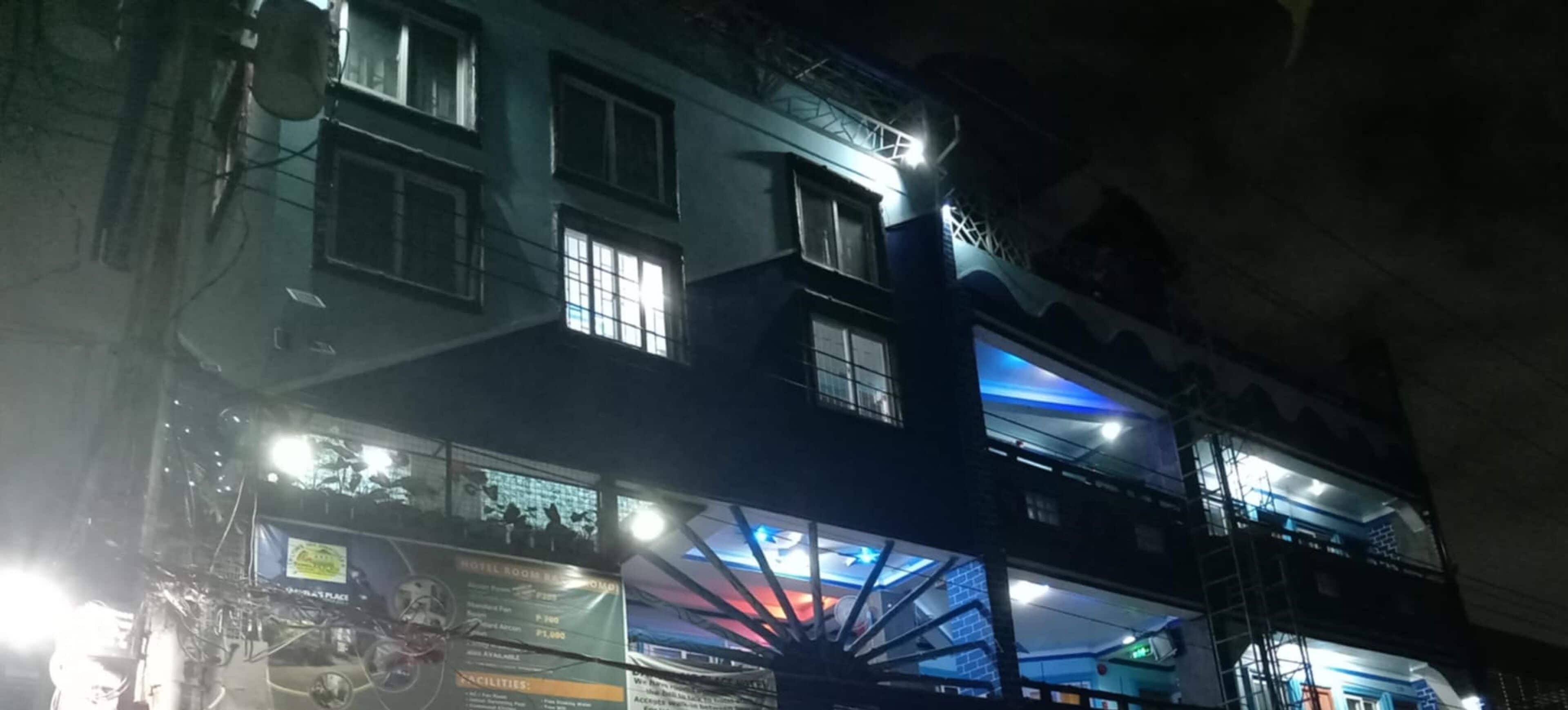 Boendets fasad - kväll/natt