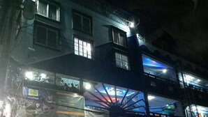 숙박 시설 정면 - 저녁/밤