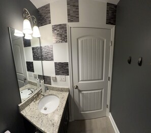 Kombinert dusj/badekar, hårføner og toalettpapir