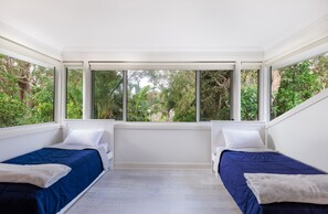 5 bedrooms, iron/ironing board, WiFi, bed sheets