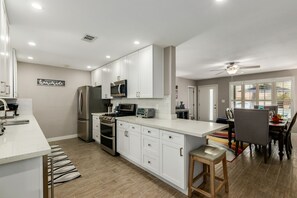 冰箱、微波炉、烤箱、炉灶