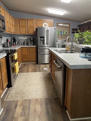 Kjøleskap, mikrobølgeovn, ovn og kokeplater