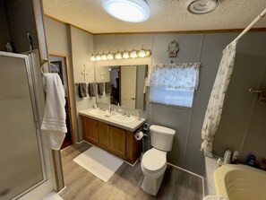 Ensemble baignoire-douche, séchoir à cheveux, serviettes fournies, savon