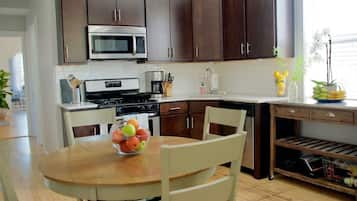 Coffee/tea maker, fridge, microwave, oven