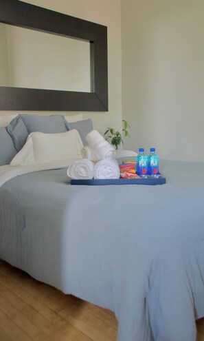 3 bedrooms, desk, iron/ironing board, travel crib - Discover and Experience the Ultimate Stay in Logan Square/ Avondale's Retreat (Chicago)