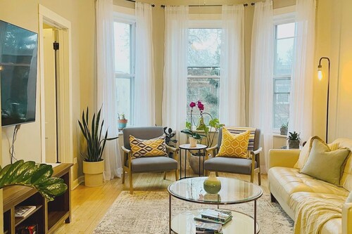 Bright Upper-Level 3BR Chicago • King • Walkable