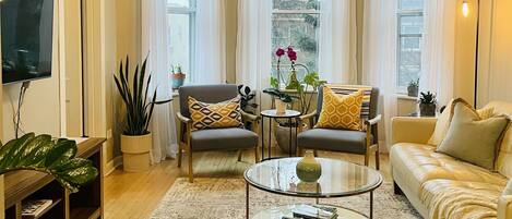 Smart-tv, boeken, een stereo en een printer