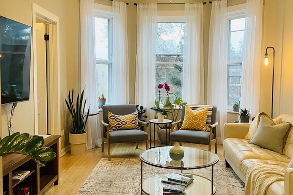 Smart-TV, Bücher, Stereoanlage, Drucker