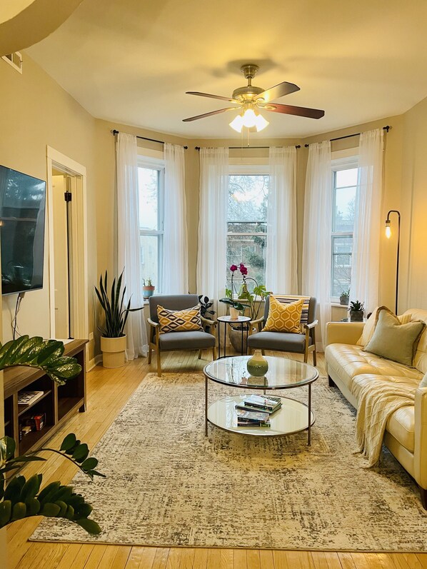 Smart TV, books, stereo, printers - Discover and Experience the Ultimate Stay in Logan Square/ Avondale's Retreat (Chicago)