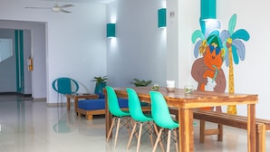 40-inch Smart TV with digital channels, streaming services - Puerta Aqua Hostel (Santa Marta)