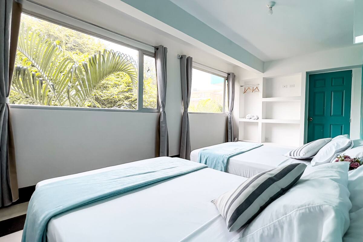 Habitación estándar con 2 camas individuales | Tabla de planchar con plancha y wifi gratis