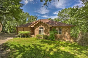 Exterior - Lakefront Getaway w/ Private Dock & Kayaks! (Bella Vista)