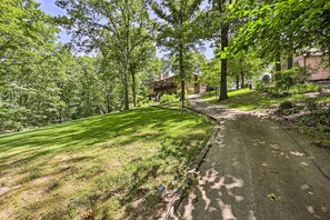 Property grounds - Lakefront Getaway w/ Private Dock & Kayaks! (Bella Vista)