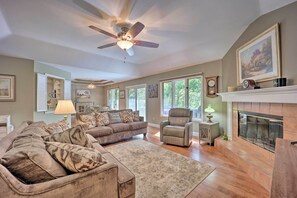 TV - Lakefront Getaway w/ Private Dock & Kayaks! (Bella Vista)