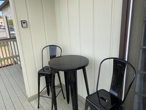 Outdoor dining - ARCATA cozy 2-bedroom with fireplace, close to downtown and Cal Poly Humboldt (Arcata)