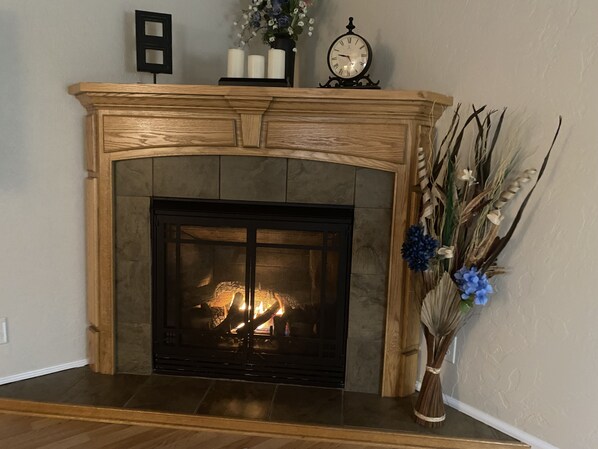 Interior - ARCATA cozy 2-bedroom with fireplace, close to downtown and Cal Poly Humboldt (Arcata)