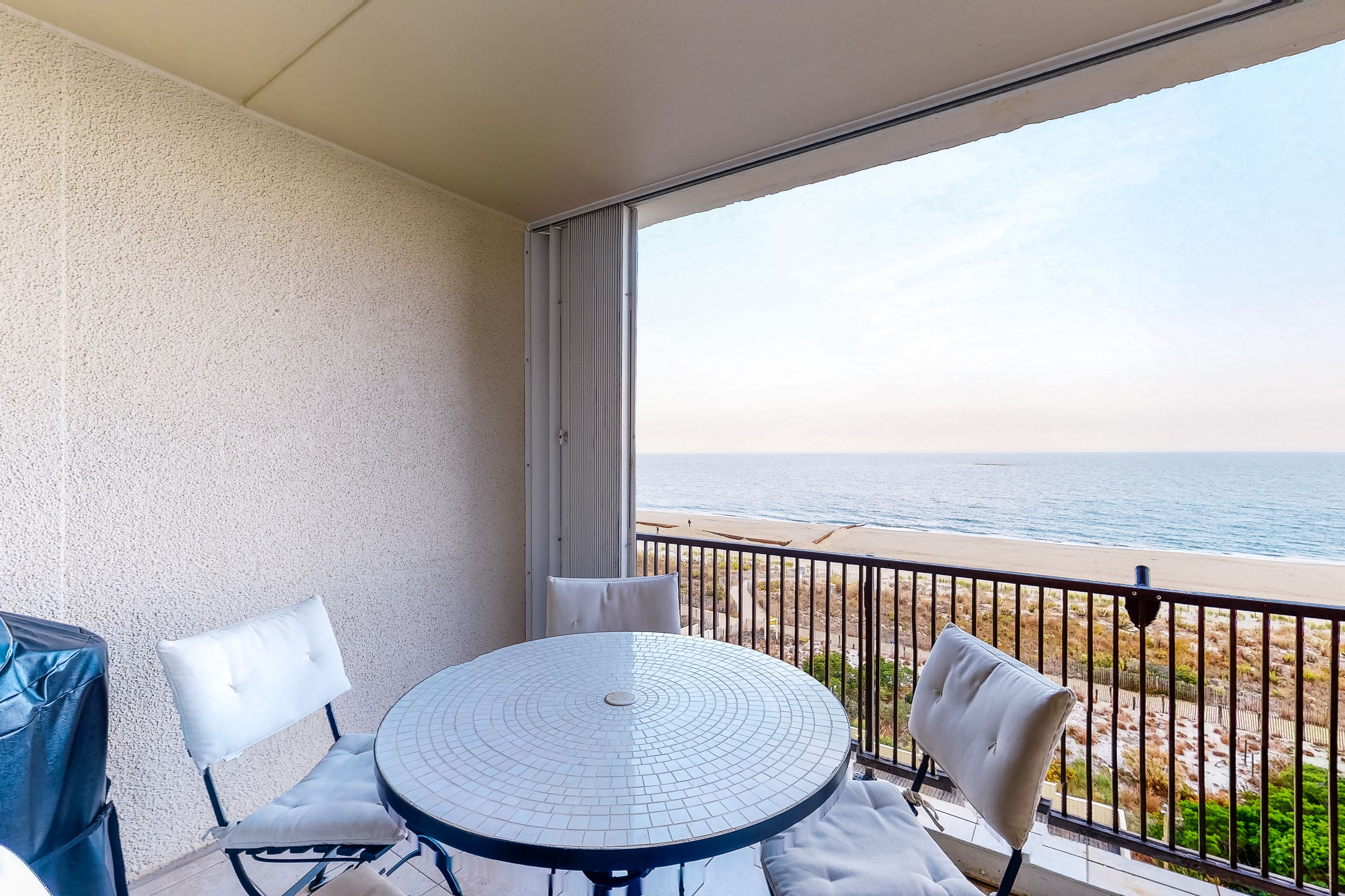Cozy condo in beachfront complex with pool & W/D