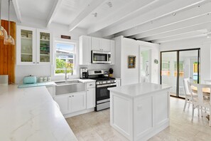 冷蔵庫、電子レンジ、オーブン、コンロ