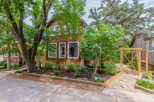 Charming home steps from beach with deck, outdoor shower, grill, & bikes
