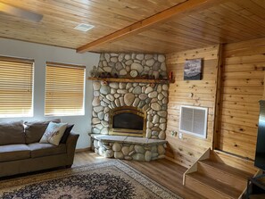 Smart TV, fireplace, video games, DVD player - Cozy House in Big Bear Lake (Big Bear Lake)