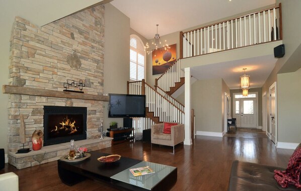Smart TV, fireplace, DVD player, stereo - Rare chalet w/pool access and. a min from The Blue Mountains (The blue mountain)