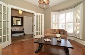 Smart TV, fireplace, DVD player, stereo