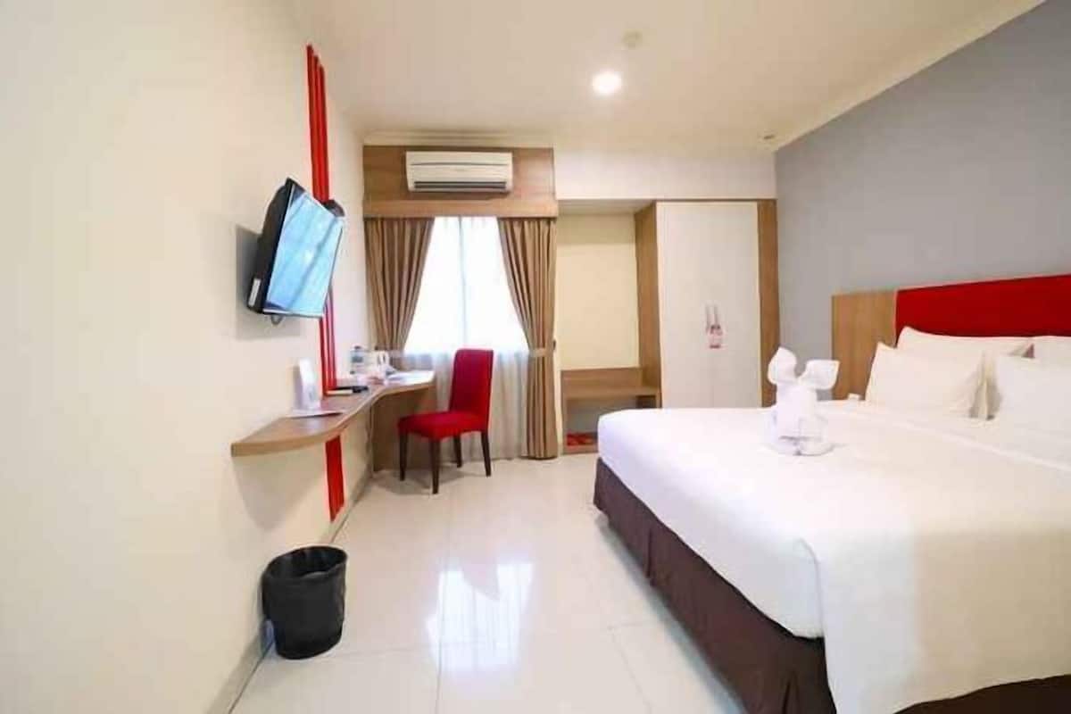 Desk, laptop workspace, free WiFi, wheelchair access