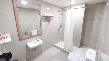 Chuveiro, chuveiro com efeito de chuva, produtos de toalete grátis