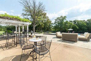 تناول الطعام بالخارج