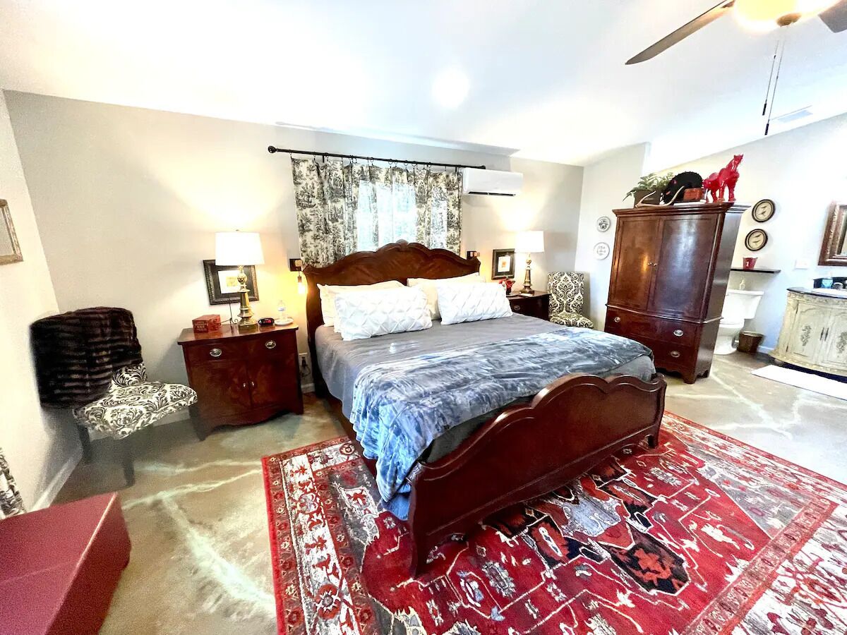 Lubbock Room in Red Oak Lodge @ Towering Oaks b&b
