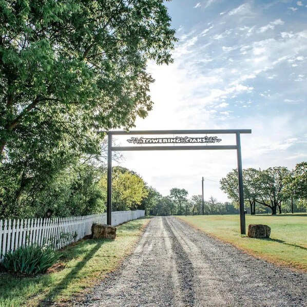 Property grounds - Lubbock Room in Red Oak Lodge @ Towering Oaks b&b (Valley View)